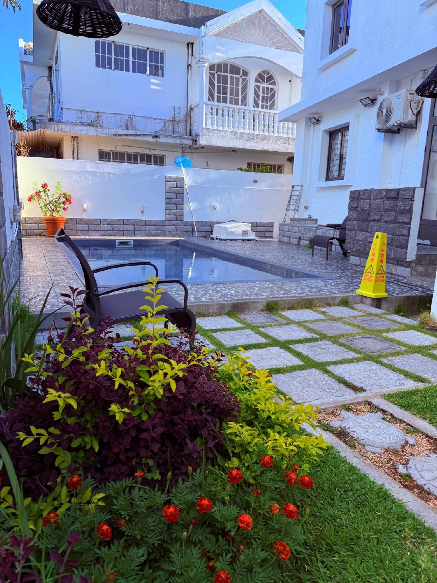Happy House - Cosy Apartment With Private Pool And Walking Distance To Blue Bay Beach 외부 사진